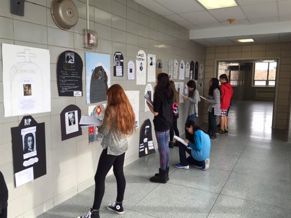 Students of French participating in a scavenger hunt.